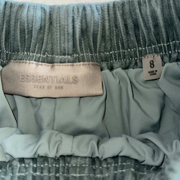 ESSENTIALS Fear of God boys shorts 8 green - Picture 3 of 4